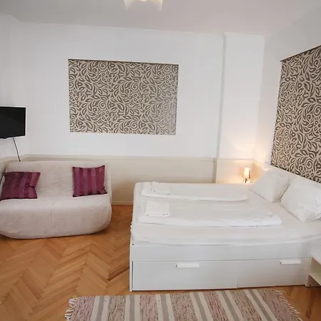 D.Five Astoria Apartment *
